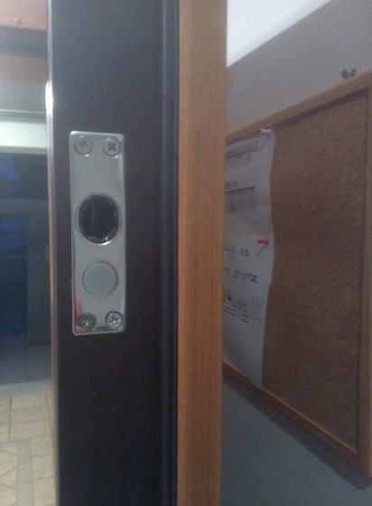 Εγκατάσταση στην πόρτα της υποδοχής του ηλεκτροπύρου.