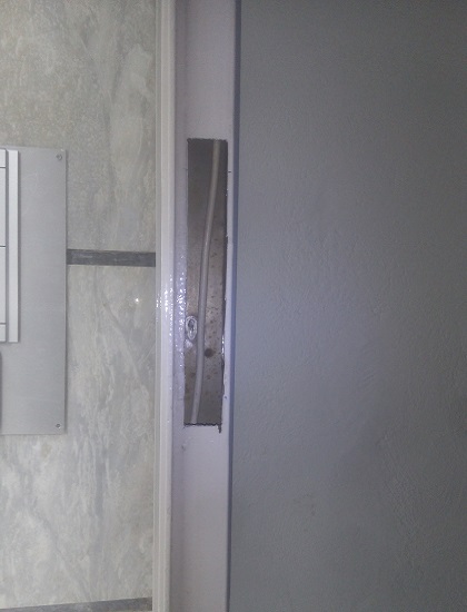 εγκατάσταση ηλεκτροπύρου σε μεταλική πόρτα εισόδου πολυκατοικίας